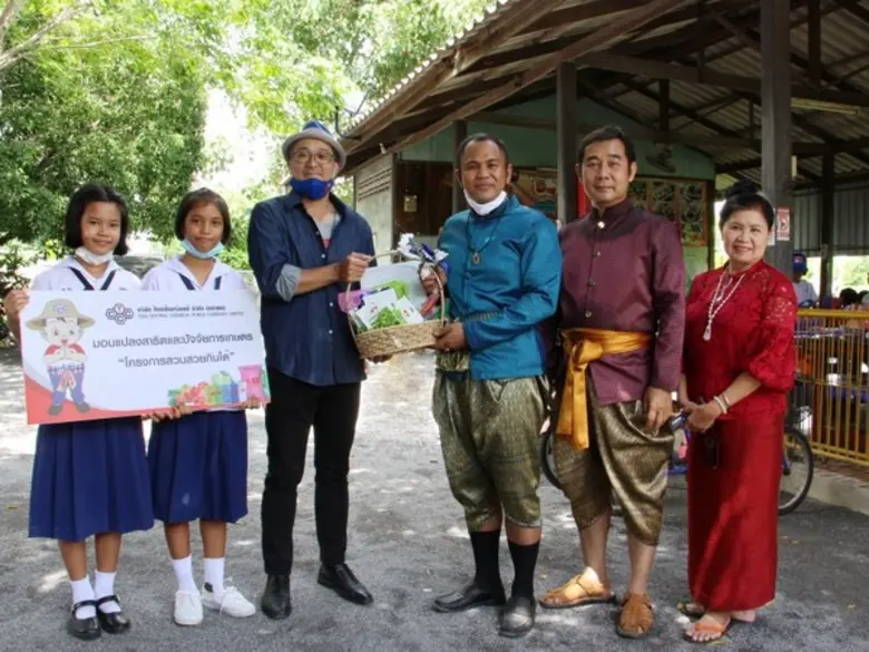 นายมุเนทาเคะ คาวาคิตะ (ที่ 3 ทางซ้าย) เจ้...