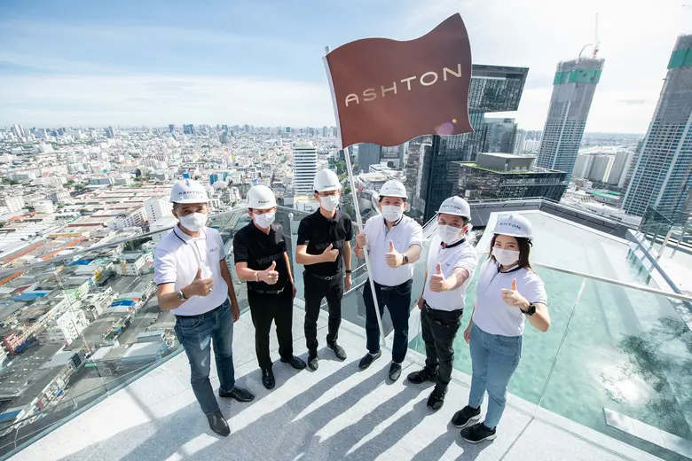 คุณประเสริฐ แต่ดุลยสาธิต (ที่ 3 จากขวา) ป...