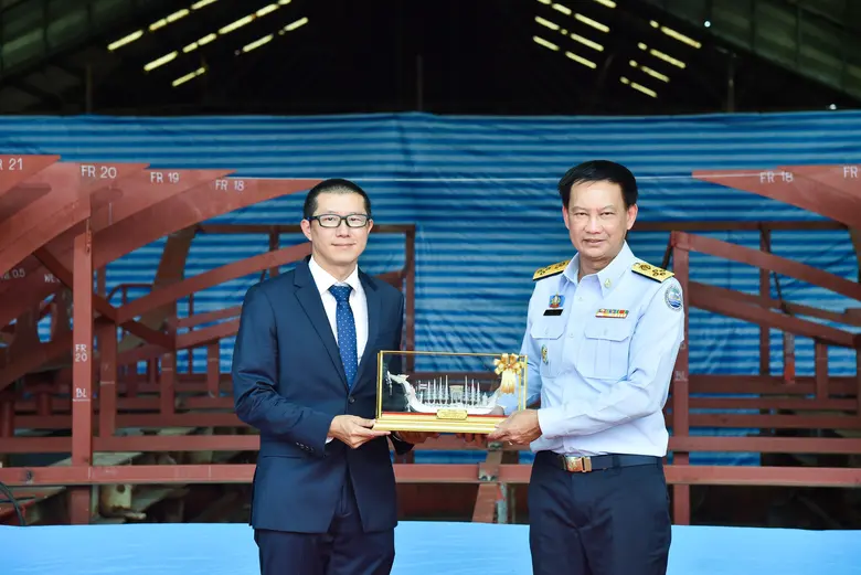 นายสุรเดช ตัณฑ์ไพบูลย์ (ซ้าย) ประธานเจ้าห...