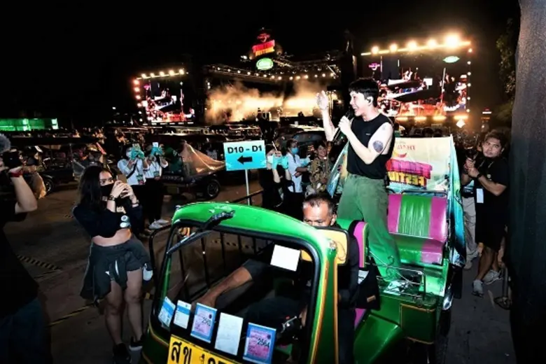 ททท. ร่วมกับ ช้าง ยกระดับการจัดงานคอนเสิร์ต ให้คนเมืองสนุกบนรถตุ๊กตุ๊ก ได้แบบ “เว้นระยะห่าง”