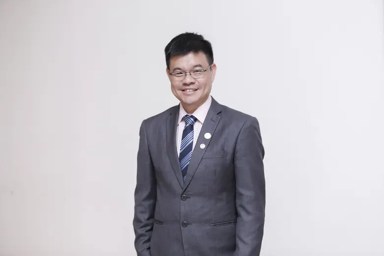 นายรังสี ทีปกรสุขเกษม กรรมการผู้จัดการ บร...