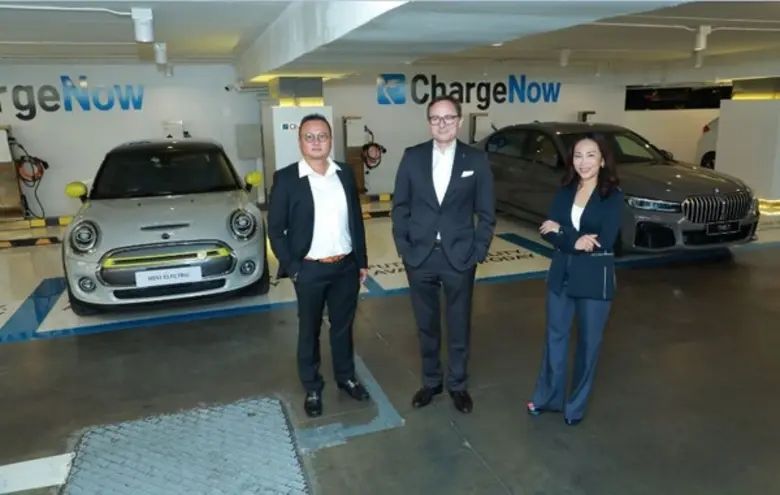 สุธาวดี ศิริธนชัย (ขวา) รองกรรมการผู้จัดก...