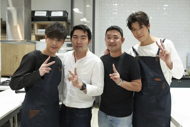 นายวรานนท์ พลายวงษ์ (ที่ 2 จากขวา) พร้อมน...