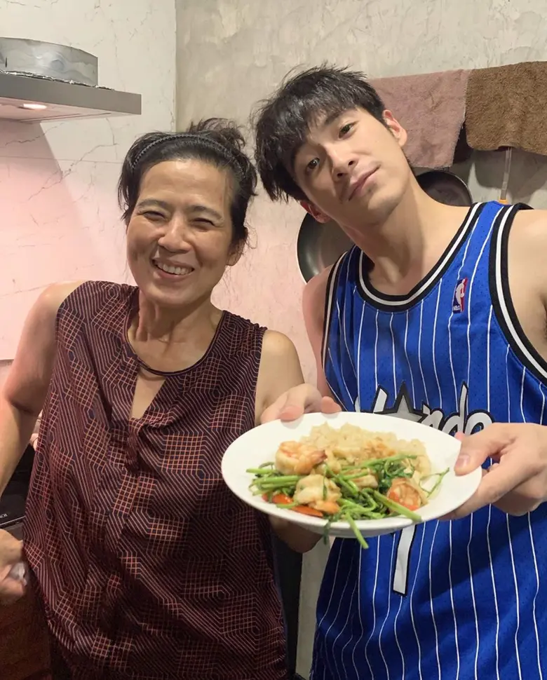 พระเอกหนุ่มหน้าตี๋รอยยิ้มพิฆาตมาแรงคงหนีไ...