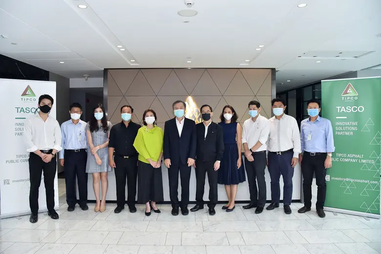 คุณชัยวัฒน์ ศรีวรรณวัฒน์ (กลาง) กรรมการผู...