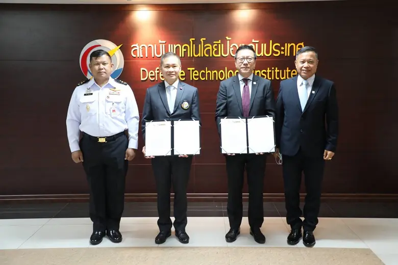 พลอากาศเอก ดร.ปรีชา ประดับมุข (ที่ 2 จากซ...