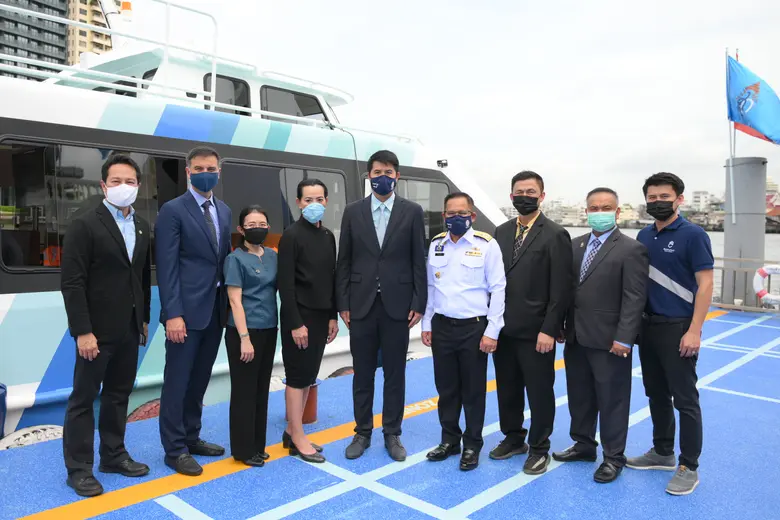 นายอธิรัฐ รัตนเศรษฐ (ที่ 5 จากซ้าย) รัฐมน...