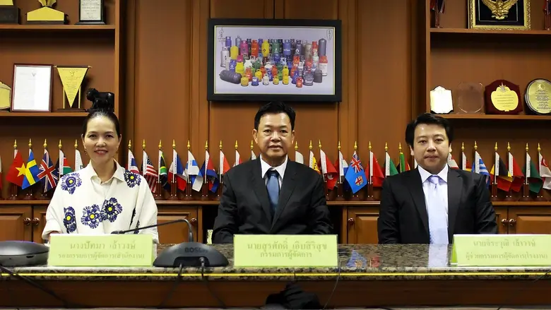 นายสุรศักดิ์ เอิบสิริสุข (กลาง) กรรมการผู...