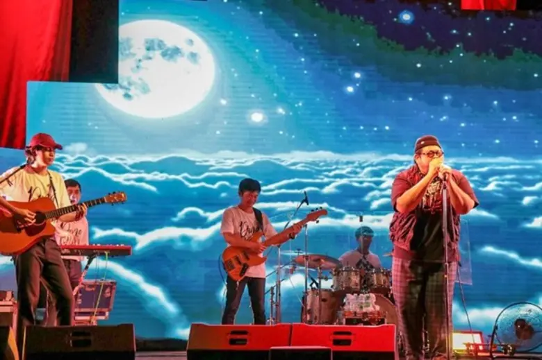 ชาวสะแกกรังสุขใจ เต็มอิ่ม ทั้งเรื่องกินและเที่ยว สนุกไปกับมินิคอนเสิร์ต Yes'sir Days- ป๊อบ ปองกูล สไตล์ new normal