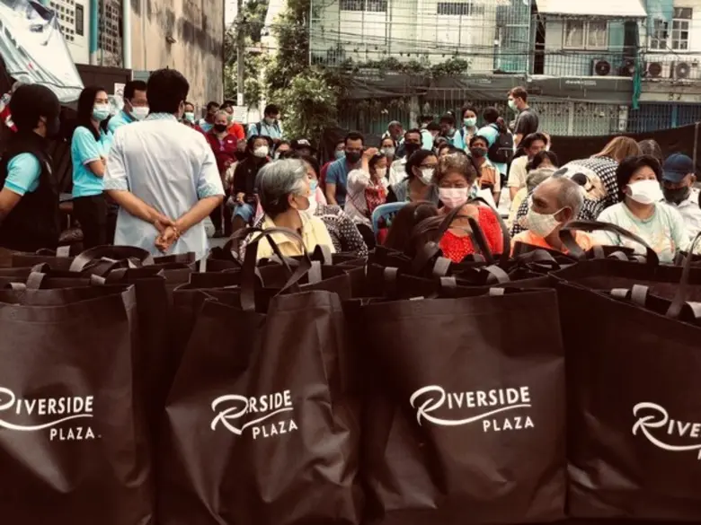 ศูนย์การค้าริเวอร์ไซด์ พลาซ่า มอบถุงยังชีพแก่ชุมชนใกล้เคียง สู้อัคคีภัยและโควิด-19