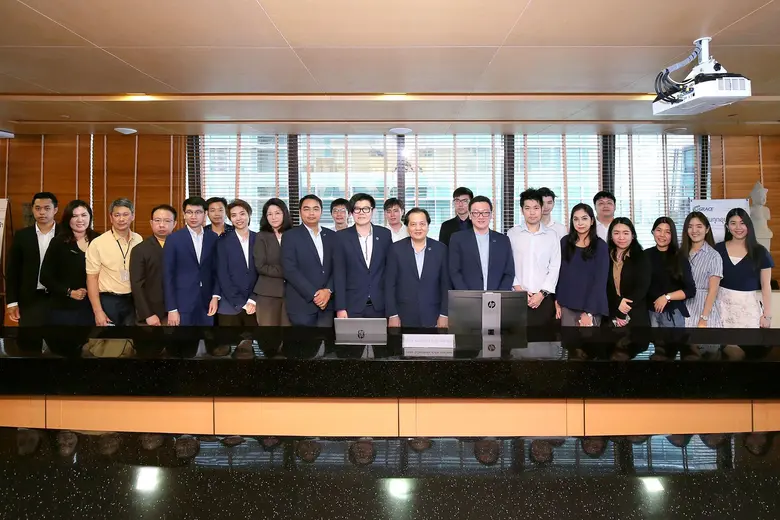 คุณวินิตย์ ปิยะเมธาง (แถวหน้าที่ 8 จากขวา...