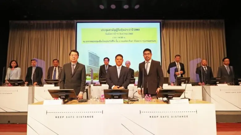 ธงชัย ล่ำซำ (แถวหลังที่4จากซ้าย) ประธานกร...