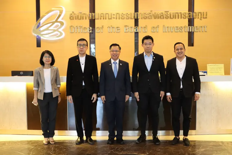 นายนฤตม์ เทอดสถีรศักดิ์ (กลาง) รองเลขาธิก...