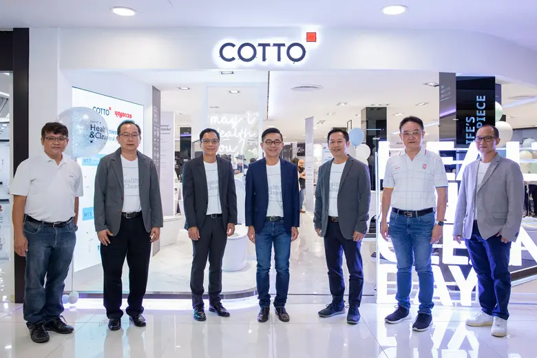 นายอนุวัตร เฉลิมไชย (กลาง) Head of Cerami...