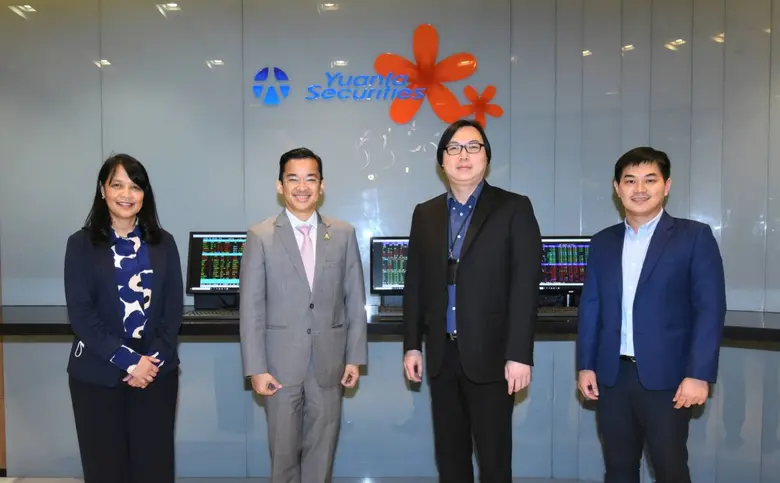 คุณจอมทรัพย์ โลจายะ (ที่ 2 จากซ้าย) ประธา...