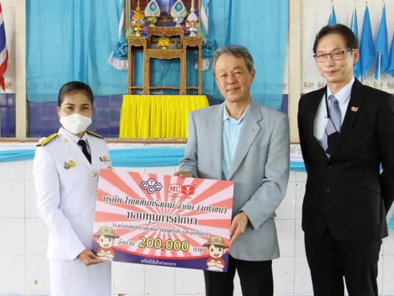 นายโยชิฮิโระ ทามูระ (กลาง) ประธานเจ้าหน้า...