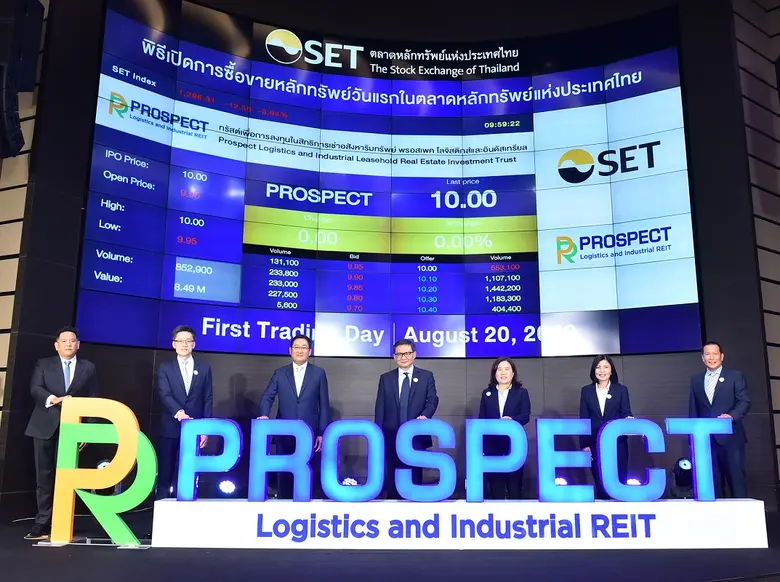 นายวรสิทธิ์ โภคาชัยพัฒน์ (คนกลาง) ประธานก...