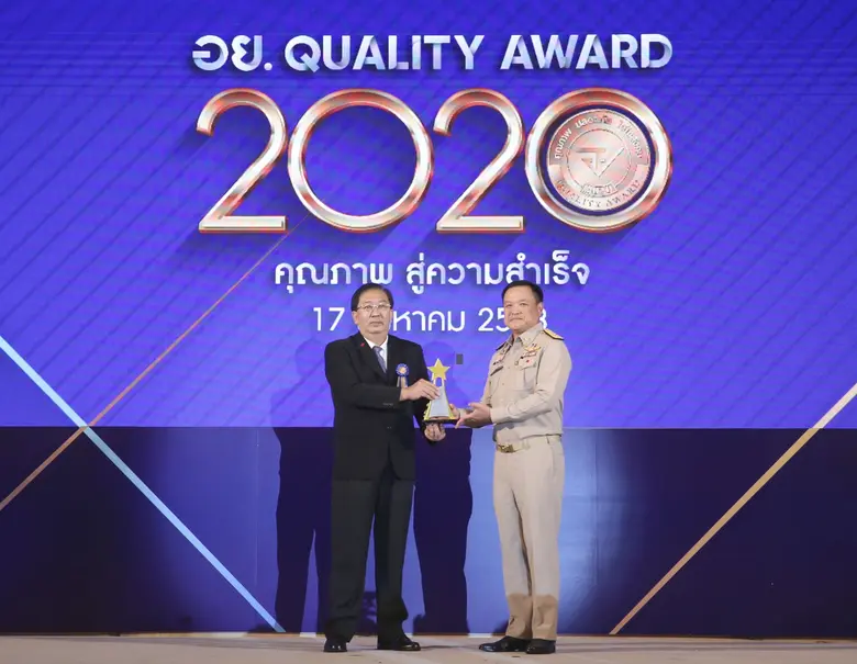 นายวีระพงค์ ลือสกุล (ซ้ายมือ) ประธานเจ้าห...