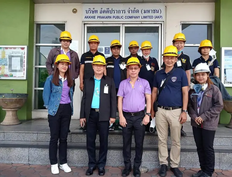 คุณวันชัย เหลืองวิริยะ (กลาง) ประธานเจ้าห...