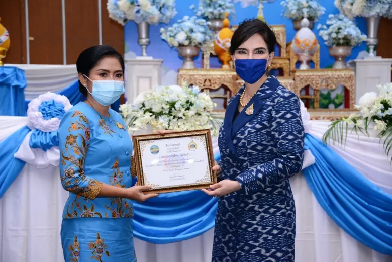 รมช.มนัญญา มอบใบประกาศให้แม่ดีเด่น สตรีไทยดีเด่น และรางวัลประกวดผ้า สืบสานพร้อมเยี่ยมชมบูธจำหน่ายสินค้าเกษตรอินทรีย์และสินค้าท้องถิ่น