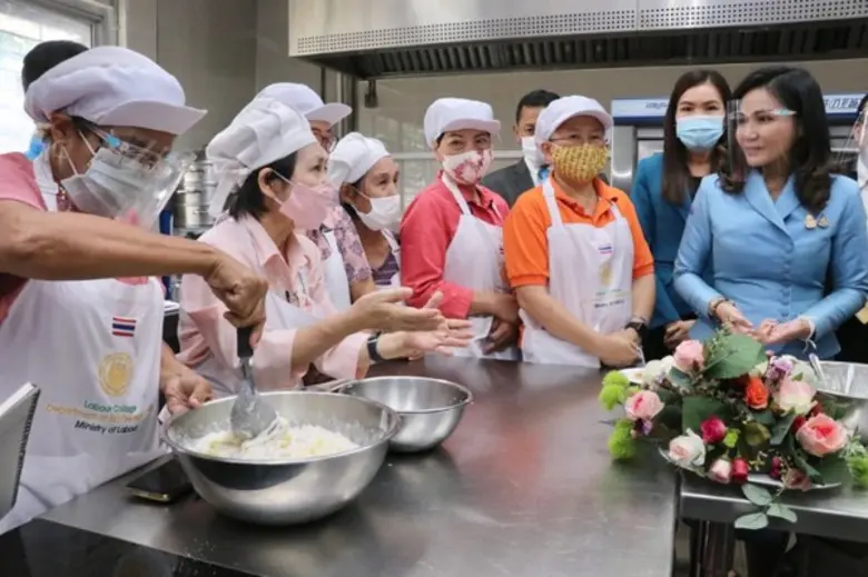 รมช.แรงงาน เดินสายเยี่ยมชมผลงานกพร. ประเดิมเอาใจวัยเก๋า