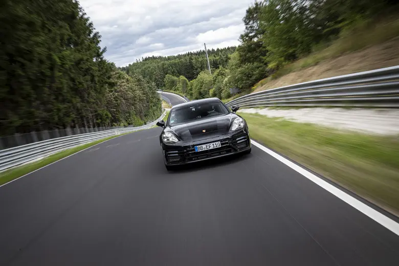 พานาเมร่าใหม่ (The new Panamera) ทำสถิติความเร็วต่อรอบบนสนาม Nuerburgring Nordschleife