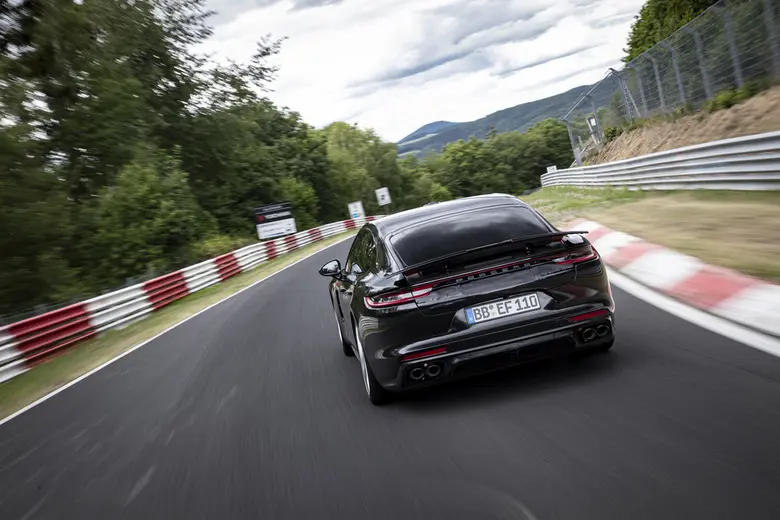 พานาเมร่าใหม่ (The new Panamera) ทำสถิติความเร็วต่อรอบบนสนาม Nuerburgring Nordschleife