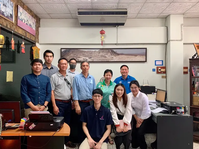 คุณสมภพ ศักดิ์พันธ์พนม (ยืนขวาสุด) ประธาน...