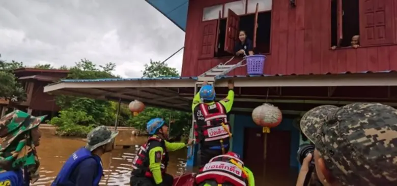 ทีมบรรเทาสาธารณภัย มูลนิธิป่อเต็กตึ๊ง นำอุปกรณ์ และโรงครัวเคลื่อนที่ ลงพื้นที่เร่งบรรเทาทุกข์ผู้ประสบภัยน้ำท่วมในพื้นที่อำเภอเวียงสา จังหวัดน่าน