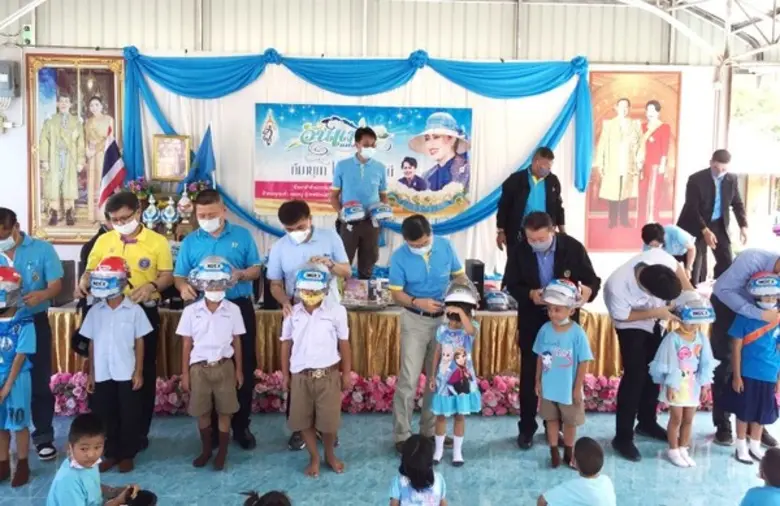 ฟอลคอนประกันภัยร่วมสนับสนุนโครงการมอบหมวกกันน็อค พร้อมอุปกรณ์การเรียน หนังสือ และคอมพิวเตอร์ ให้กับเด็กนักเรียนโรงเรียนวัดสกุณปักษี จ.สุพรรณบุรี