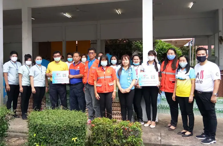 นายสุรมิตร มิกขุนทด (ที่ 4 จากซ้าย) รองผู...