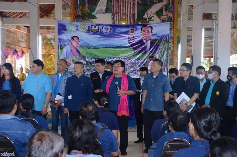 “ประภัตร” รมช.เกษตรฯ มอบเสบียงอาหารสัตว์ช่วยเหลือเกษตรกร ผู้ประสบอุทกภัย จ.อุตรดิตถ์-แพร่