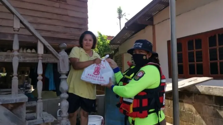 “จากน่าน... สู่สุโขทัย” ทีมบรรเทาสาธารณภัย มูลนิธิป่อเต็กตึ๊ง เคลื่อนกำลังพล ลงพื้นที่ จังหวัดสุโขทัย เร่งช่วยเหลือผู้ประสบภัยน้ำท่วม