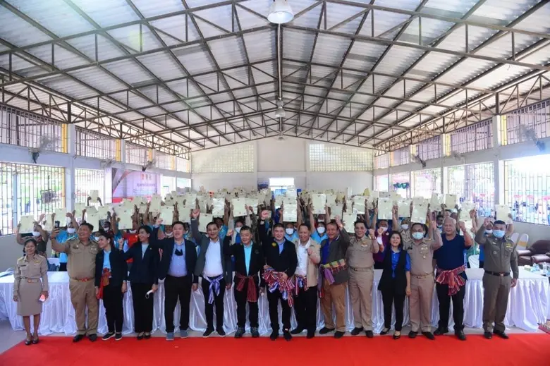 รมช.ธรรมนัส พร้อมรองนายกรัฐมนตรี ลงพื้นที่ตรวจราชการ พร้อมมอบหนังสือ ส.ป.ก. 4-01 แก่พี่น้องเกษตรกร จ.ขอนแก่น