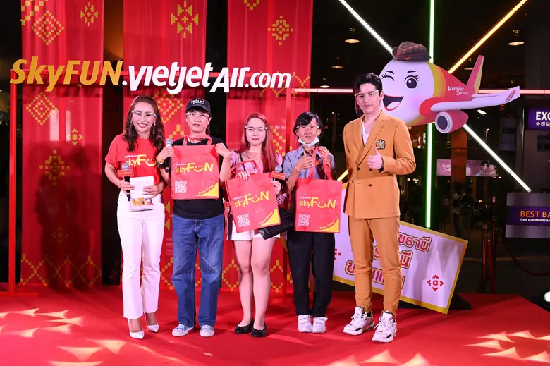 ผู้เข้าร่วมงานกว่า 10,000 คนแห่เข้าร่วมงา...