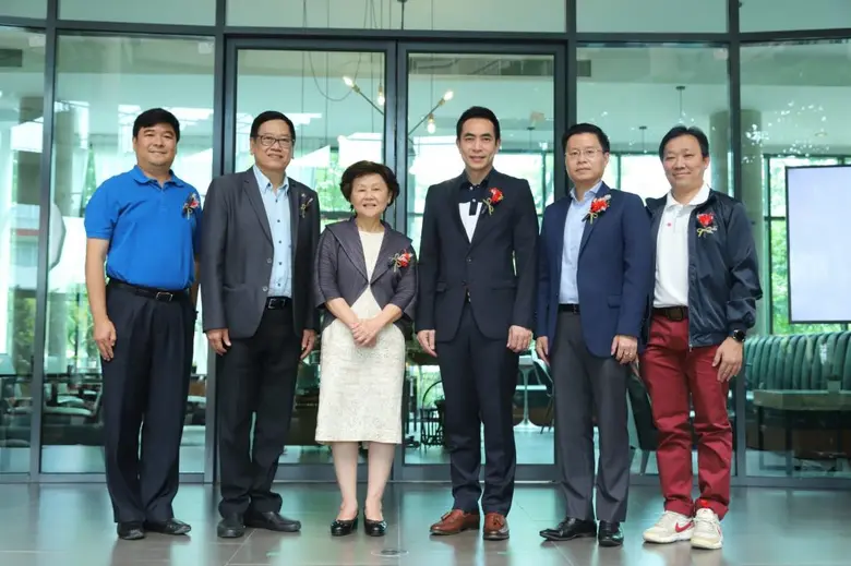 นายสิทธิเดช มัยลาภ (กลางขวา) ประธานเจ้าหน...