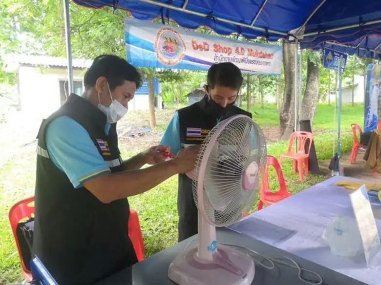 สนพ.มุกดาหาร ออกหน่วยตัดผมฟรีและซ่อมเครื่องใช้ไฟฟ้าในบ้านฟรีไม่มีค่าใช้จ่าย