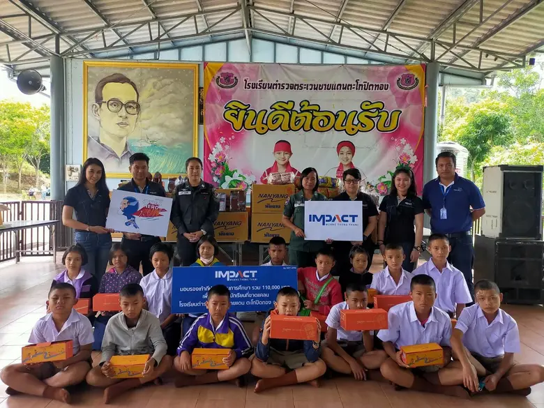 นายอริษา พงษ์สนาม (ขวาสุด) ผู้ช่วยผู้จัดก...