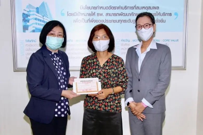 คุณยุวดี ชันซื่อ (กลาง) มอบเงินบริจาคจำนว...