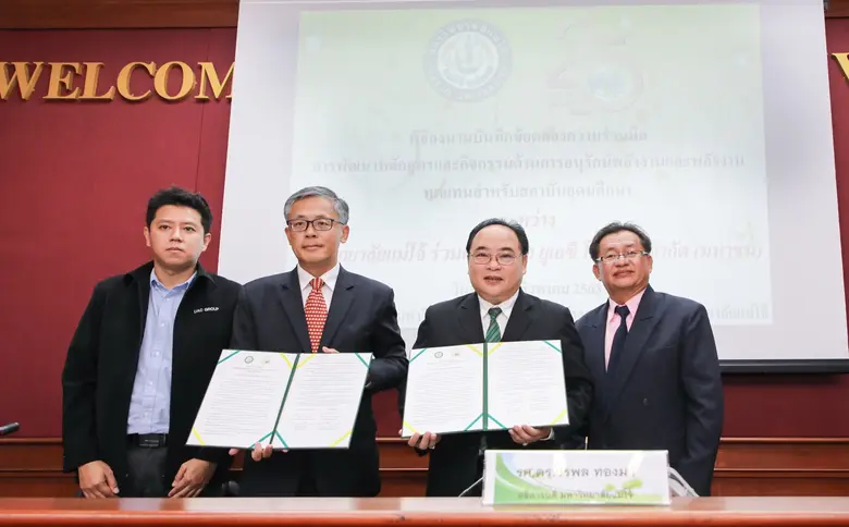 นายชัชพล ประสพโชค (กลางซ้าย) CEO & Presid...