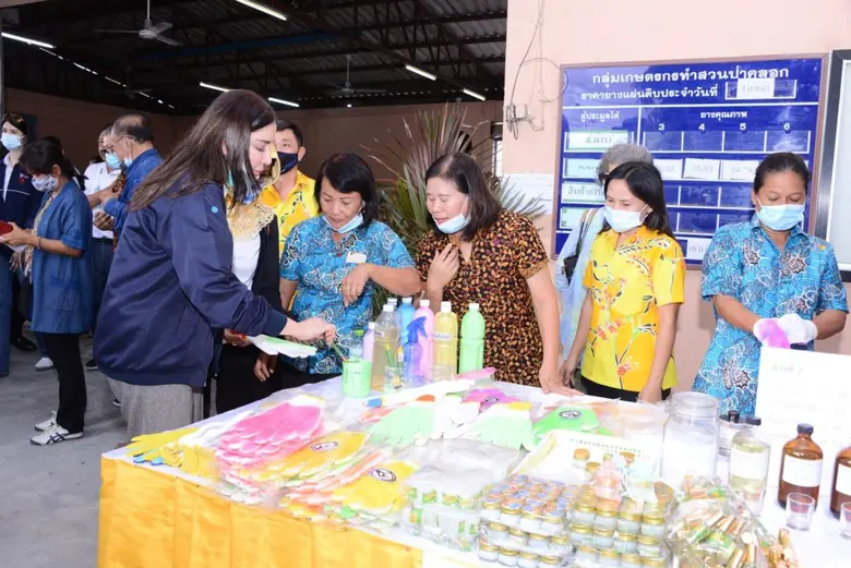 รมช.มนัญญา รับฟังปัญหาและความต้องการของพี่น้องเกษตรกรป่าคลอก พร้อมมอบทุนสนับสนุนเกษตรกรกลุ่มถุงมือยาง และกลุ่มแม่บ้านสมุนไพร