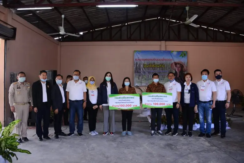 รมช.มนัญญา รับฟังปัญหาและความต้องการของพี่น้องเกษตรกรป่าคลอก พร้อมมอบทุนสนับสนุนเกษตรกรกลุ่มถุงมือยาง และกลุ่มแม่บ้านสมุนไพร