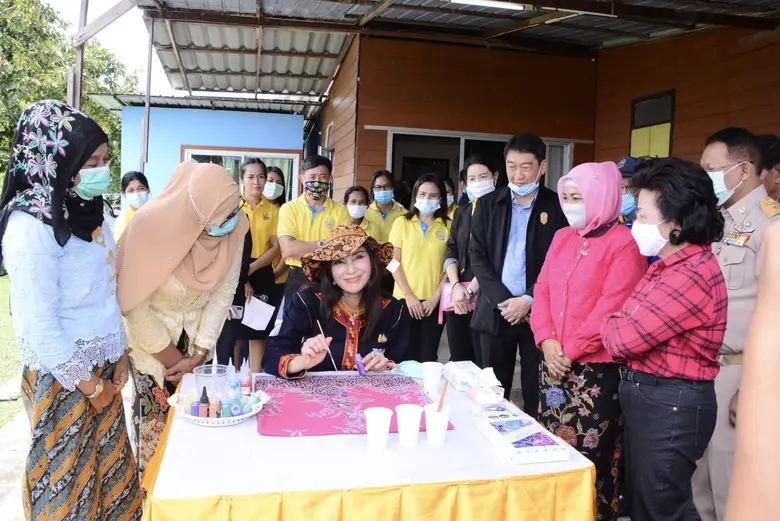 นางสาวมนัญญา ไทยเศรษฐ์ รัฐมนตรีช่วยว่าการ...