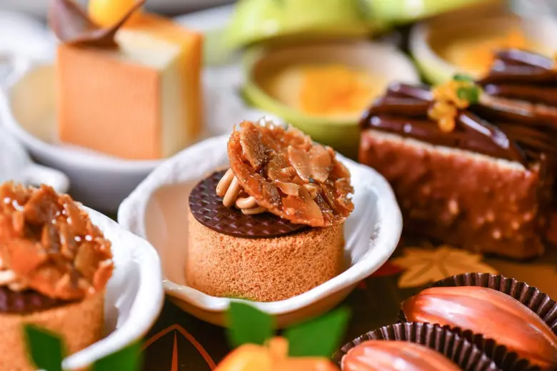 กลับมาอีกครั้งชุดน้ำชายามบ่ายสีสันช่วงฤดูใบไม้เปลี่ยนสีที่ญี่ปุ่นพร้อมให้บริการที่อัพแอนด์อะบัฟ บาร์