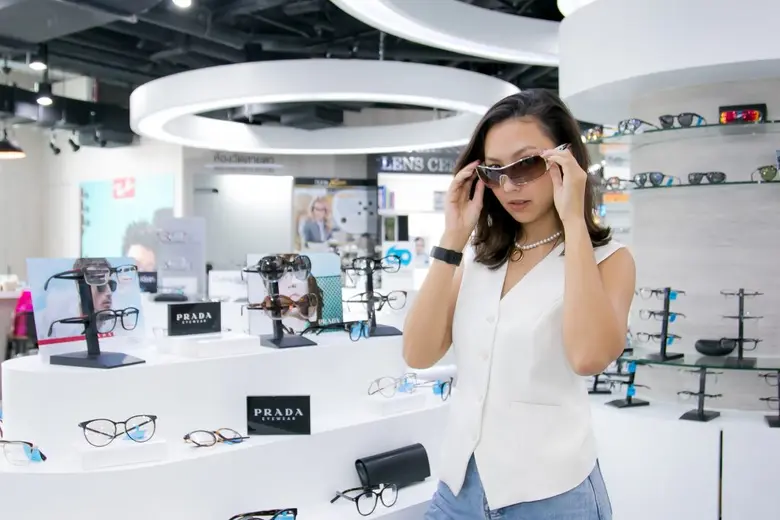แว่นท็อปเจริญ ขนทัพแว่น PRADA เอาใจคนรักแฟชั่นลักซ์ชัวรี่สุดคลาสสิก ในราคาโปรโมชั่นสุดพิเศษ