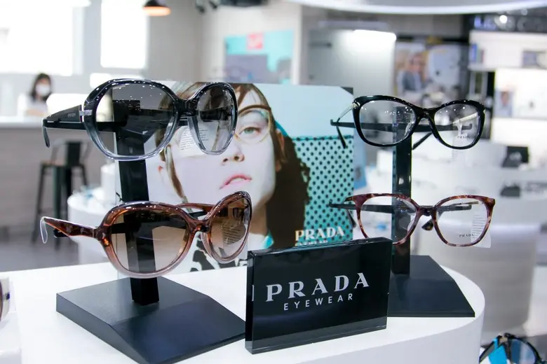 แว่นท็อปเจริญ ขนทัพแว่น PRADA เอาใจคนรักแฟชั่นลักซ์ชัวรี่สุดคลาสสิก ในราคาโปรโมชั่นสุดพิเศษ