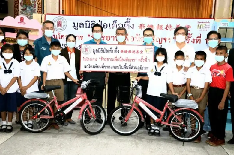 นายสุรพงศ์ เสรฐภักดี กรรมการมูลนิธิป่อเต็...