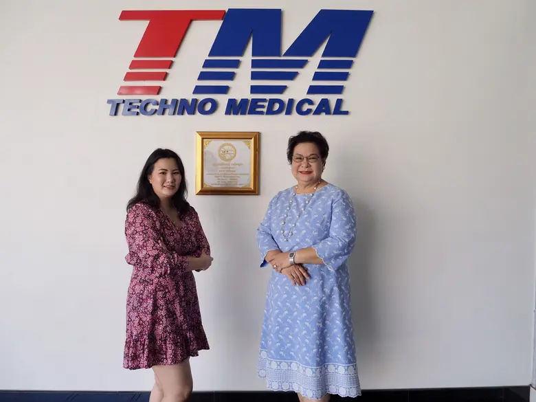 นางสุนทรี จรรโลงบุตร (คนขวา) ประธานเจ้าหน...