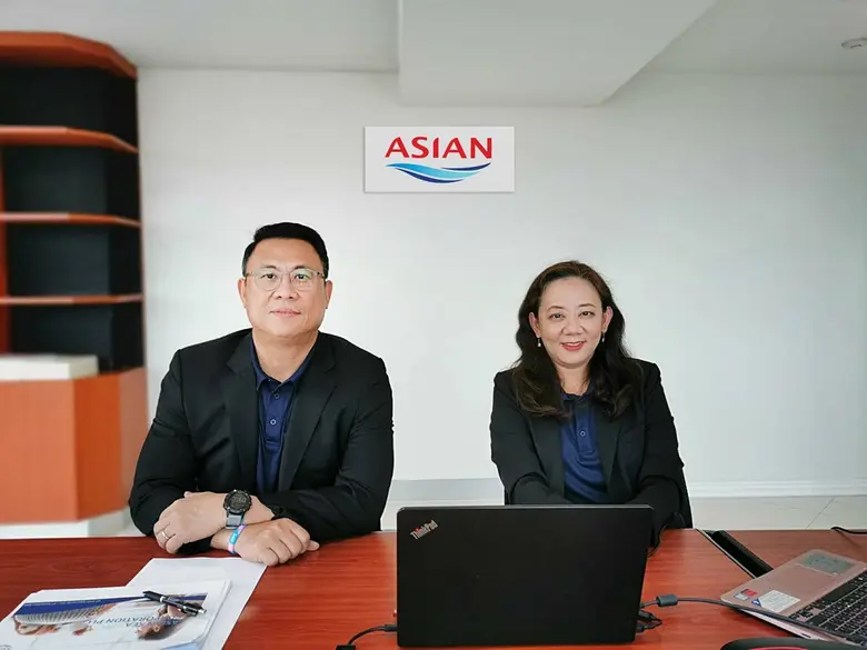 นายเอกกมล ประสพผลสุจริต (ซ้าย) ประธานเจ้า...