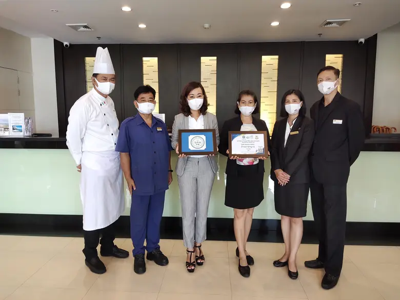 สุดาวดี ฤกษ์สุจริต (คนที่ 3 จากซ้าย) ผู้จ...